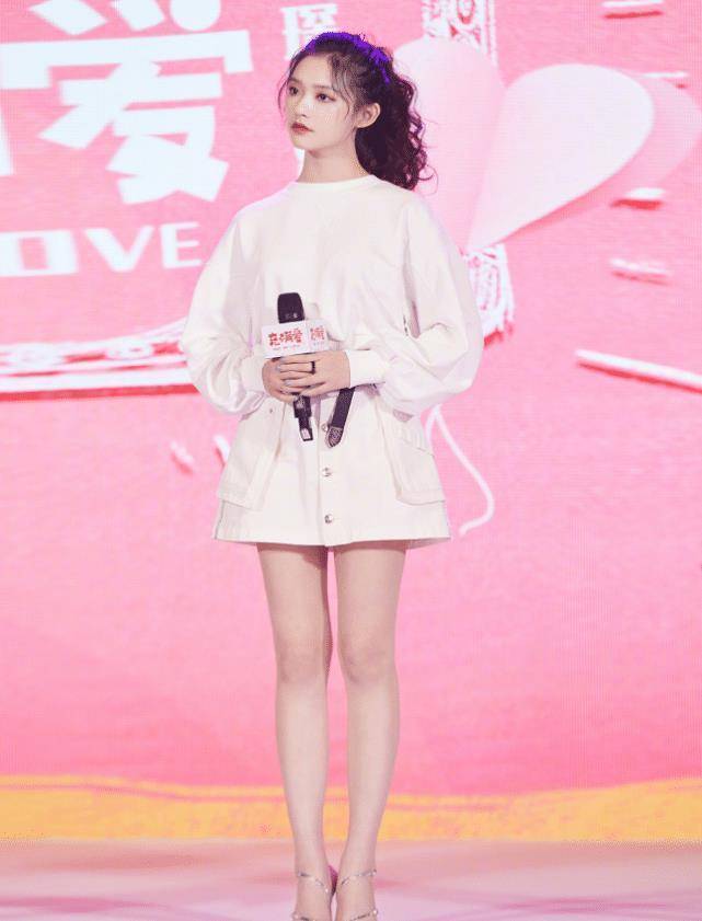 林允首次穿"光腿神器",本以为会很俗气,却穿出比竹竿还细的腿_感觉