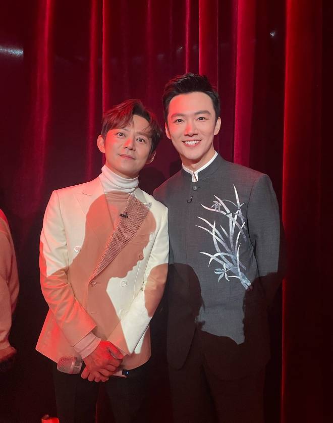 张韬:变身小迷弟,主持元宵晚会间隙和湖南卫视一哥何炅合影留念_分