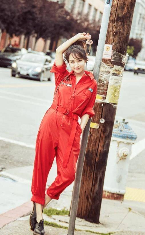 杨紫为秀身材,穿一字肩"液体裙"亮相,上身效果绝了_显得_穿着_长发