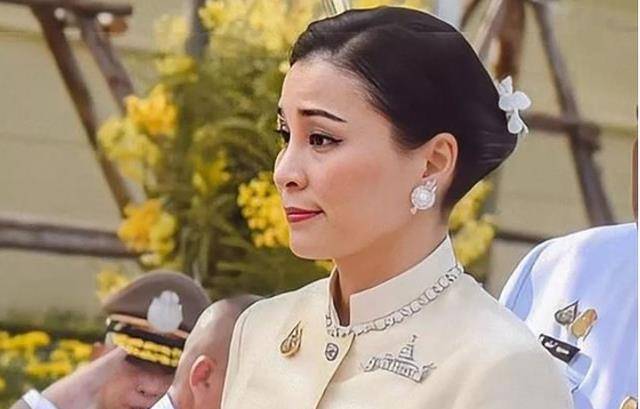 诗妮娜不再隐忍伪装,晒出苏提达进宫丑照,仗着帝王恩宠肆无忌惮_拉米