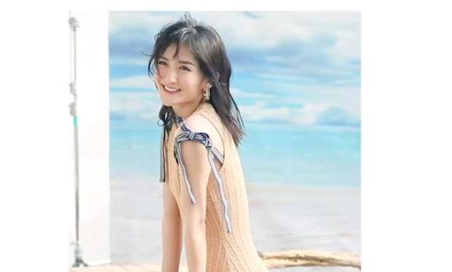 38岁谢娜海边拍杂志,穿修身裙线条优越,这"纸片腰"认真的?