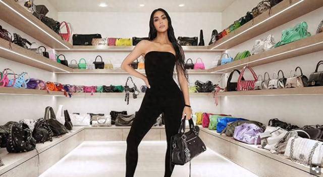 43 岁的卡戴珊穿着无肩带黑色紧身胸衣,紧身裤和黑色靴子,看起来比