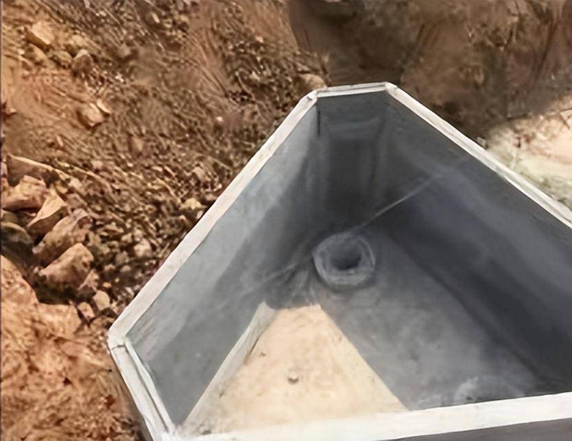使用木方,模板等实施对撑操作,预防承台侧面土方回填土时侧压力造成
