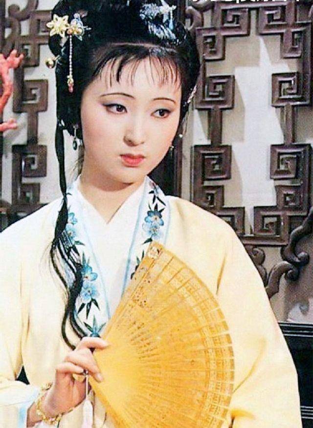 "林妹妹"陈晓旭之墓:鲜花环绕,汉白玉雕像让人垂怜_林黛玉_芭蕾_因为