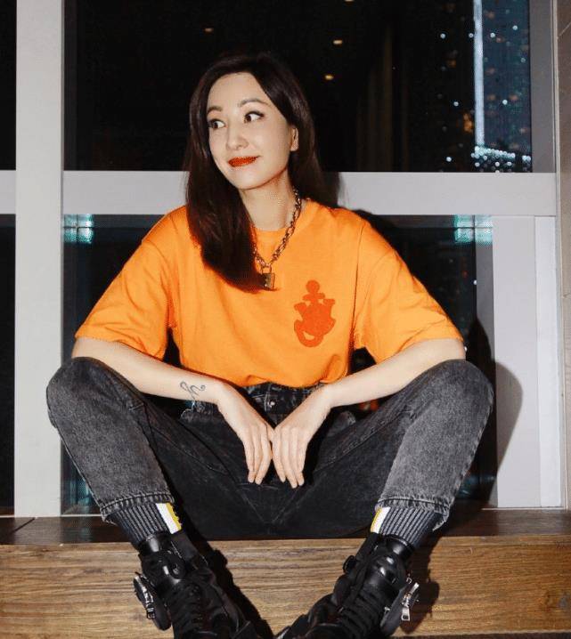 郑希怡这回豁出去了,大春季只穿三分裤,为秀腿也太拼了