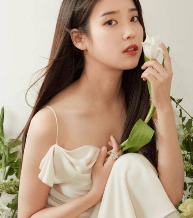 全身上下靠两根细带固定,27岁美得清新脱俗_造型_魅力_时尚