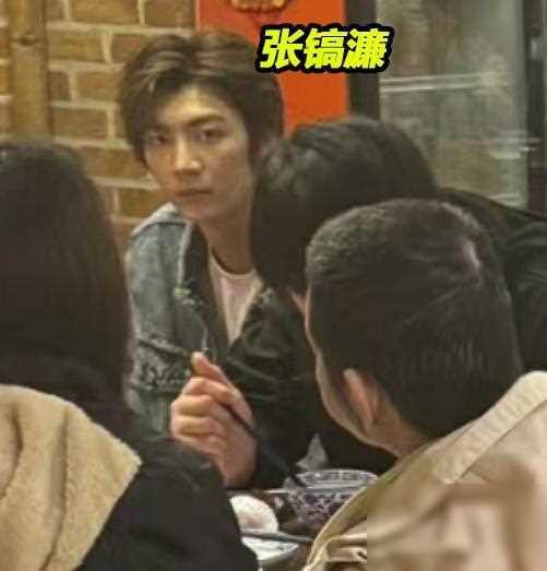 洪欣吃饭被偶遇,穿休闲服头发稀疏脸憔悴,儿子张镐濂撞脸莫少聪_晚宴