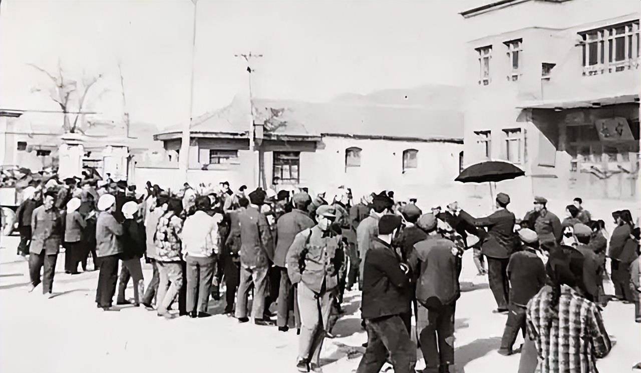 女子未婚先孕,为了回家狠心抛下2岁女儿,38年后母女