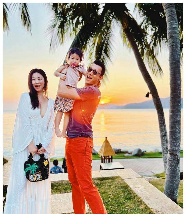 朱珠海边全家福,火辣身材秀泳衣,2岁女儿未继承美貌_老公_生活_比基尼