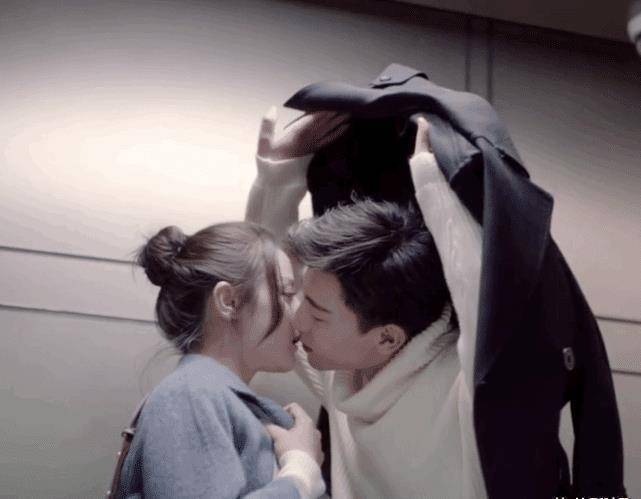 女演员的吻戏:吴倩的"滑冰吻",比起热巴的"大衣吻",弱爆了_邓伦_因为