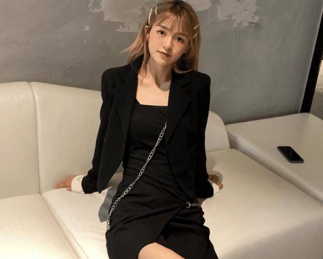 允恩,跟男闺蜜逛街时发现镜头立刻摆拍,表情太真实_王乐乐_赵辰宇