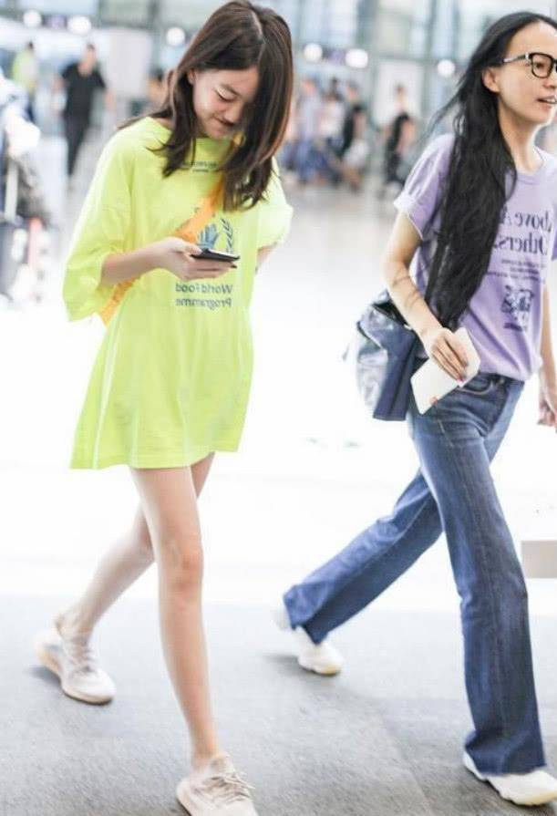 全身只穿一件t恤,脚踩运动鞋太个性_形象_女子_穿着