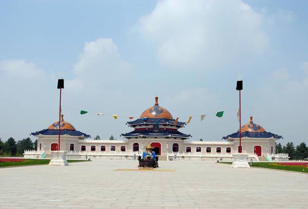 成陵位于内蒙古的鄂尔多斯,那么外蒙古是如何祭奠成吉思汗的?