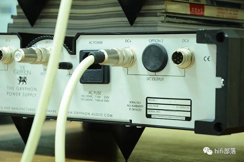 5 kg (主机) , 11 kg (分体供电)体积 (h x w x d):130 x 480 x 380