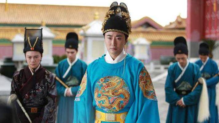 唐国强导演过一部电视剧《袁崇焕》,里面的崇祯是这样的:《大明王朝》