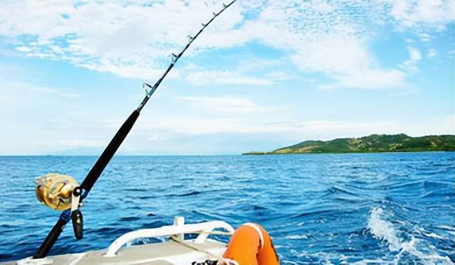 任凭雷电除心咒,好借灵泉濯世身.色诱银勾鱼不睬,波掀潮涌我痴蹲.