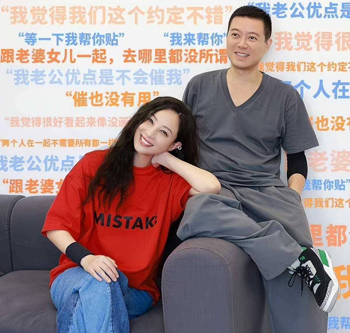 新年晒一柜子烟花,放加特林太兴奋_郑希怡_女儿_父母