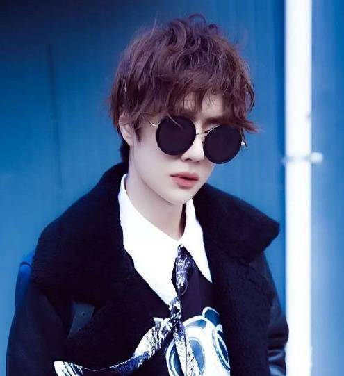 王一博总拒绝粉丝礼物,如今粉丝掌握诀窍,再拿出他直接回头收下_围堵