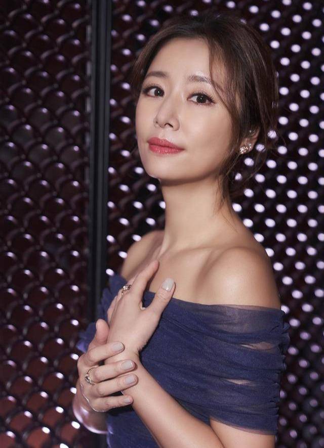 林心如是真"嫩",穿一字肩礼服锁骨明显,看着一点不显老_整体_感觉