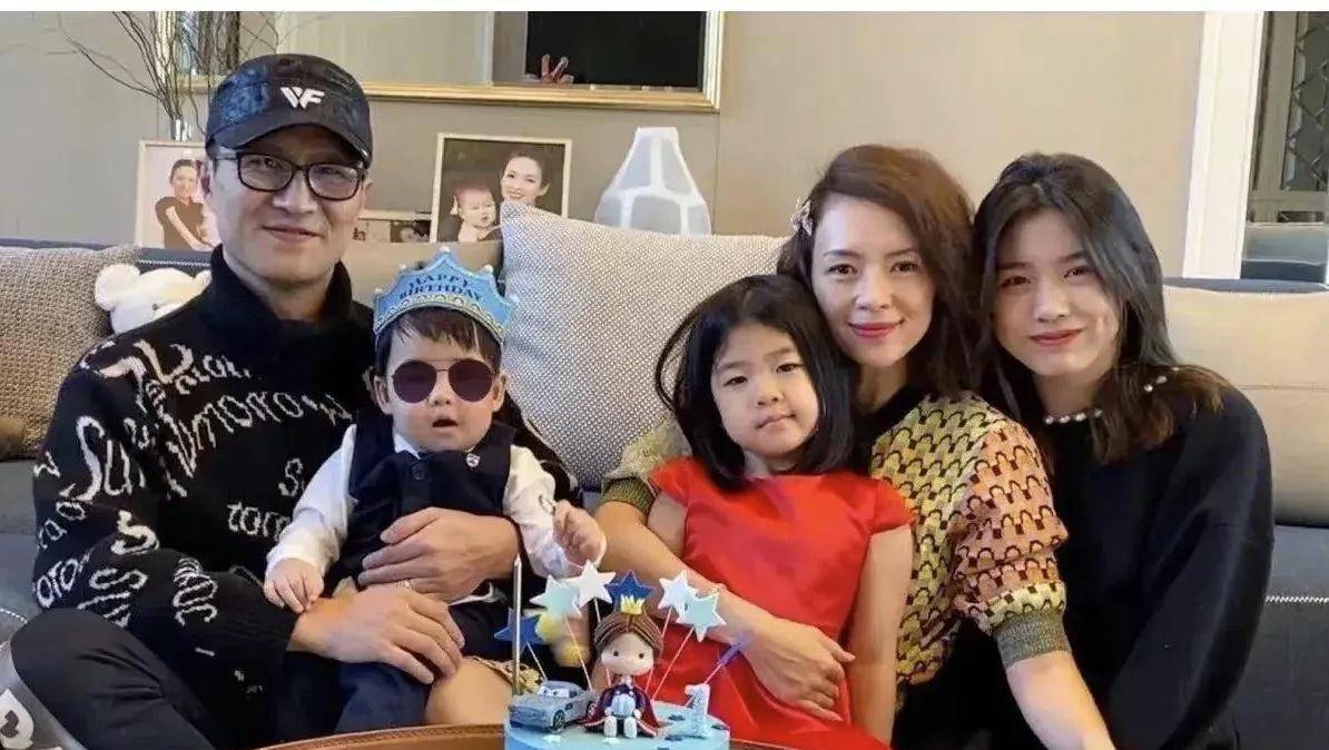 素颜疲惫邋遢,继女小苹果也在_汪峰_照片_妈妈