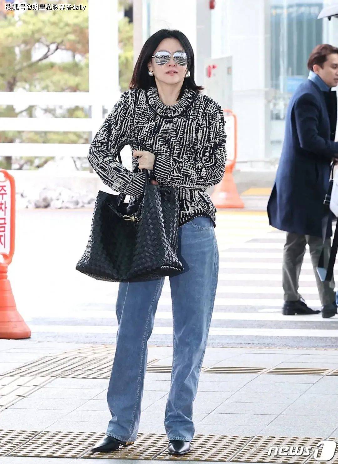 53岁李英爱终成不老神话!黑白针织毛衣搭配宽松牛仔裤,墨镜好酷