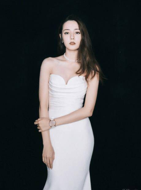 迪丽热巴抹身材裙不掉的原因曝光,女生却提不起丝毫兴趣,没这个条件