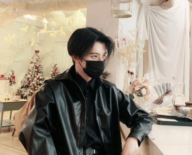 七鹤大人晒合照与女友秀恩爱,得知对方的身份后,网友:是你高攀了_女生