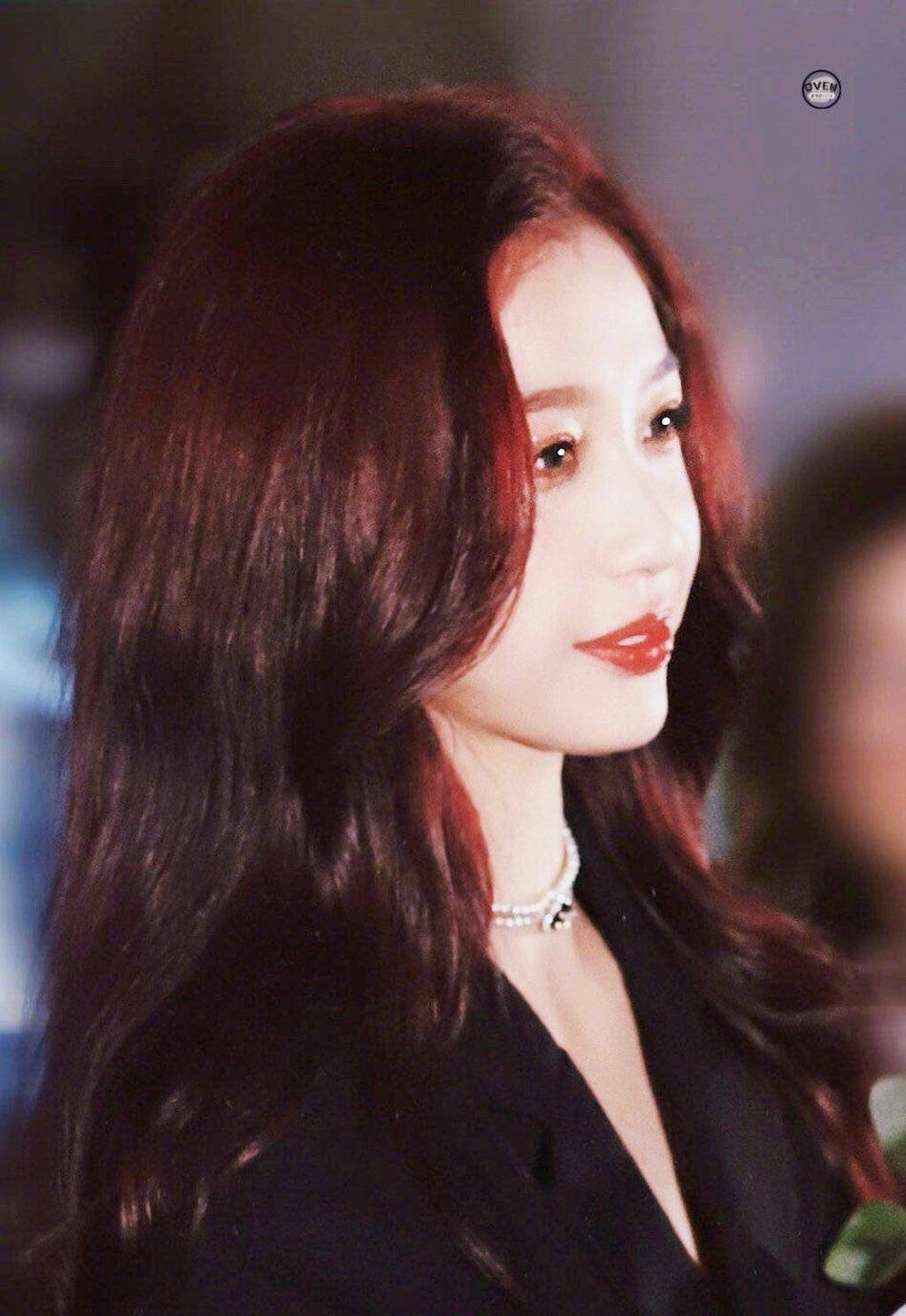 虞书欣全新活动造型,红发眼妆,可爱小公主秒变酷飒小姐姐_青春_流量