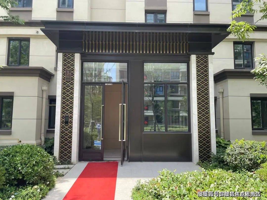 单元入户门是中式风格,庄重大气.