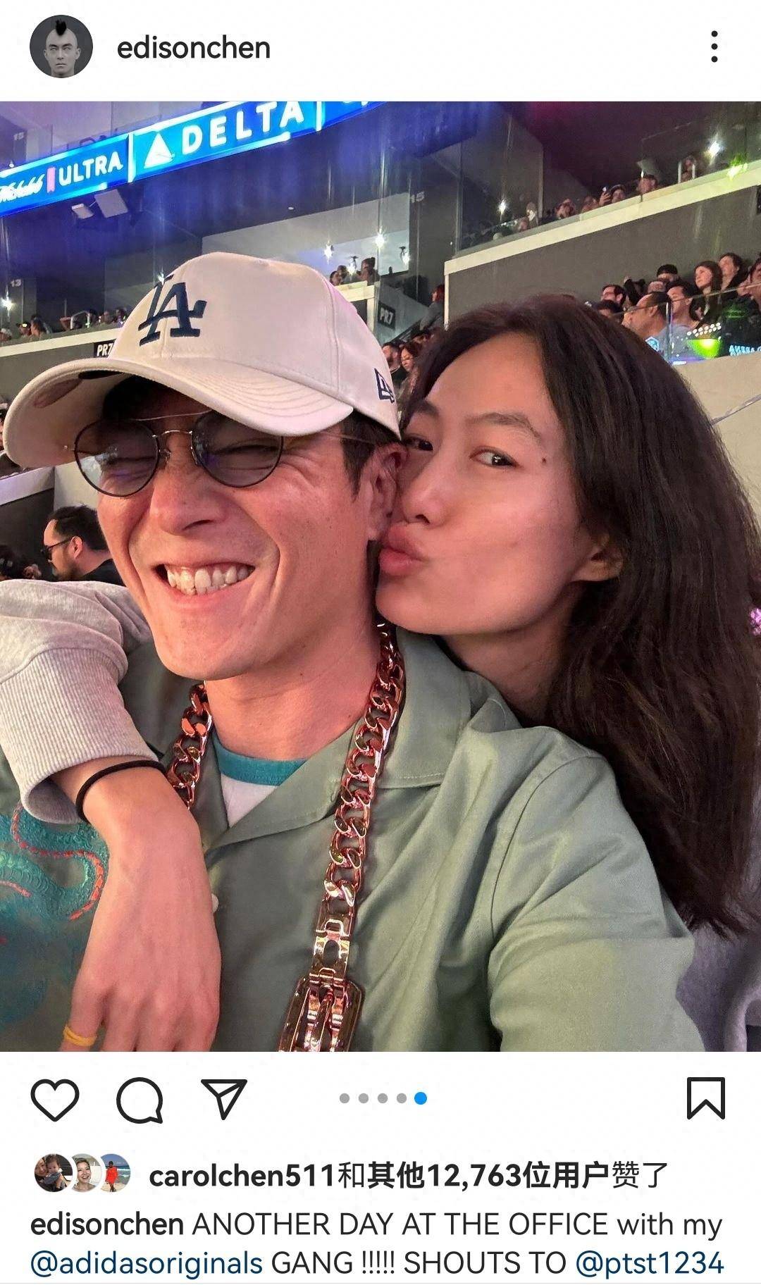 陈冠希带妻女看球赛,获秦舒培贴脸送香吻,6岁女儿神似妈妈_alaia_老婆