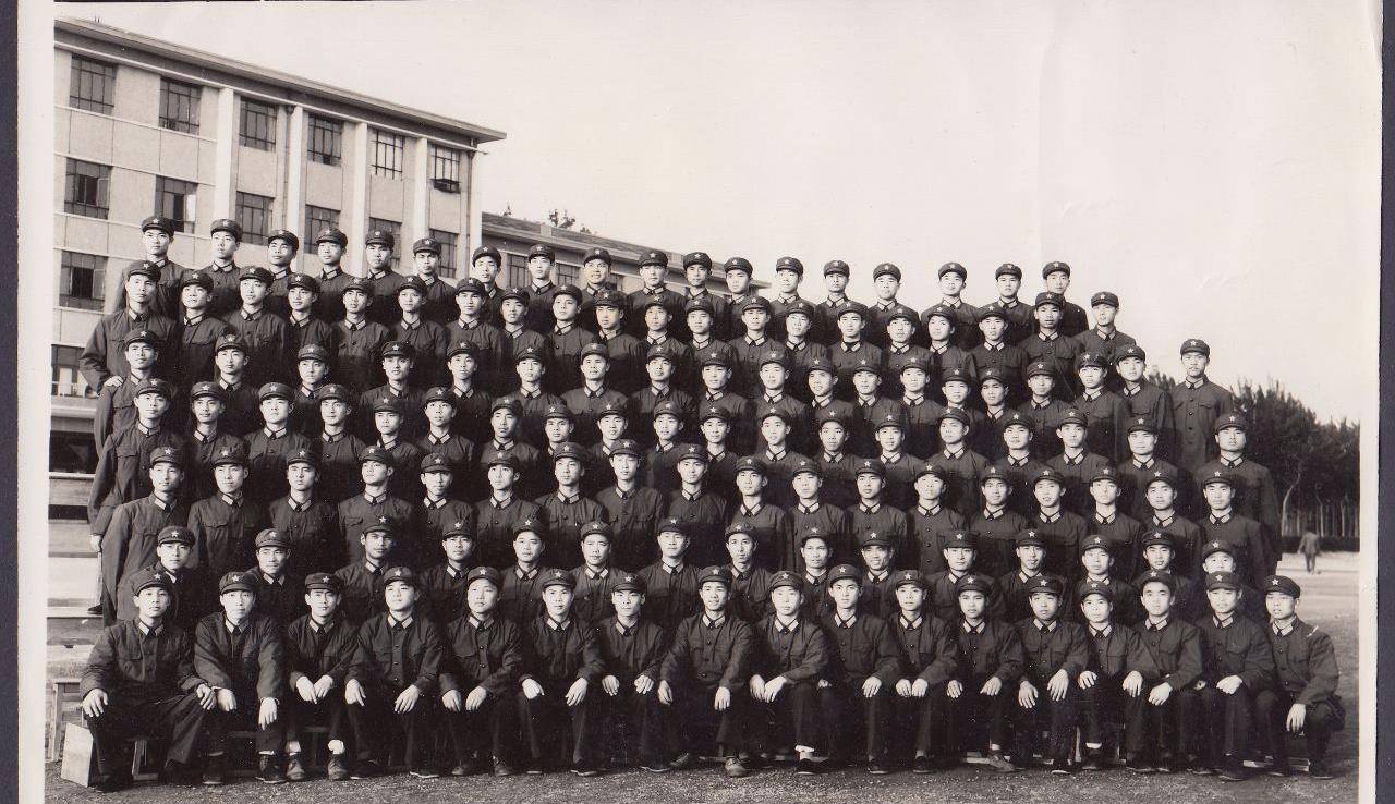 中国飞行员阎稳昌叛逃,结果敌方无人接应,最后撞山机