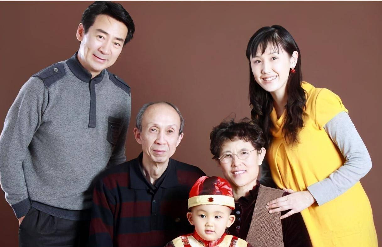 人生赢家寇振海,一婚娶章小蕙二婚娶小21岁娇妻,52老来有喜_李婷