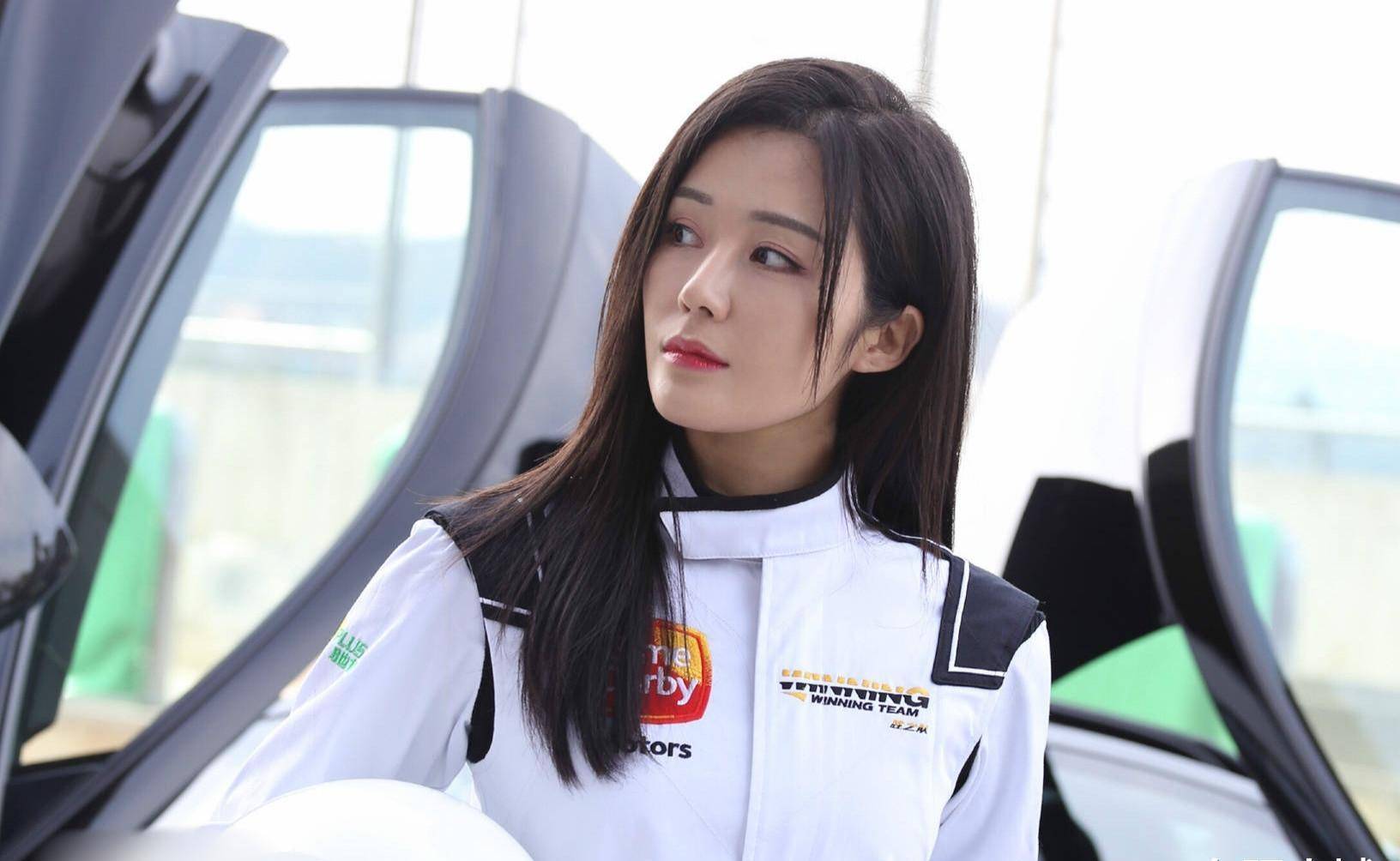 汤晶媚:作为一名女演员,她还有着一个"全球第一位"的神奇身份_赛车