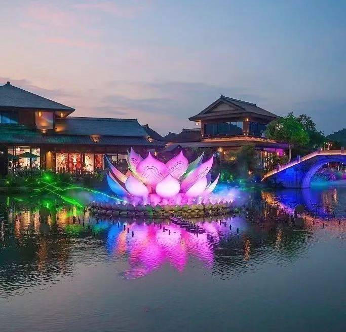 景点环伺,人文荟萃;拥揽五重园林,度假小憩舒畅身心;嬉戏谷,三国城