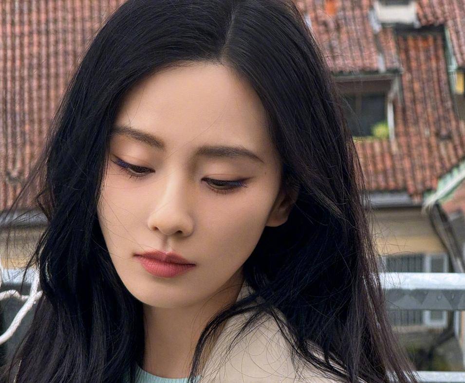 早年杨幂刚出道的时候,脸比较方,笑起来还有些龅牙.