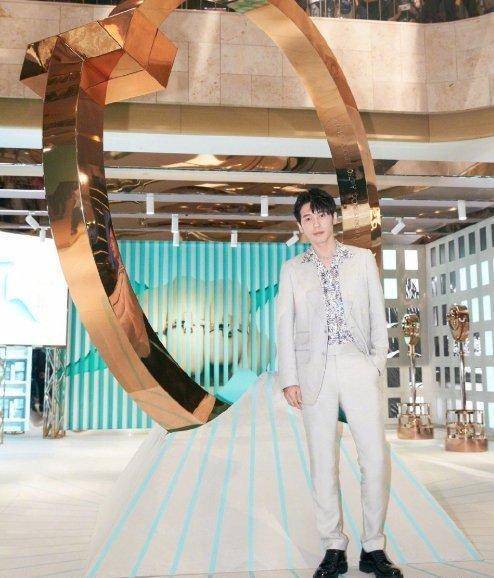 30岁白宇实力颜值兼具,躺浴缸凹造型,直女看了怎能不心动_衬衫_休闲