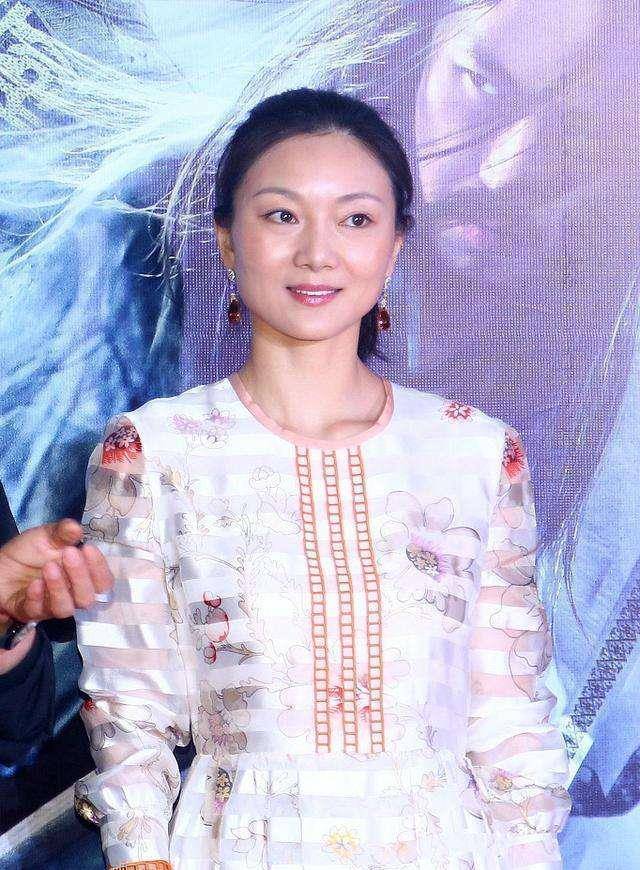 张艺谋小31岁娇妻晒照庆生!