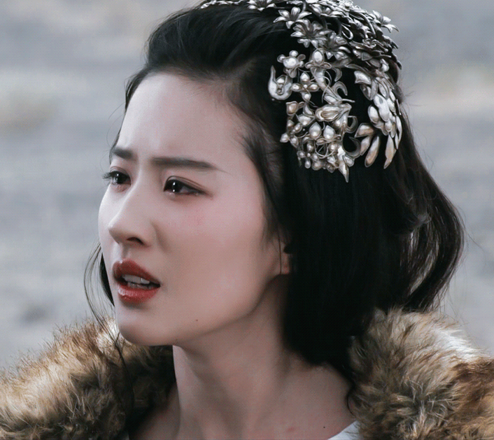 最后一场"霸王别姬"的场面,刘亦菲的眼泪划过脸颊,把传说中"虞姬"的美