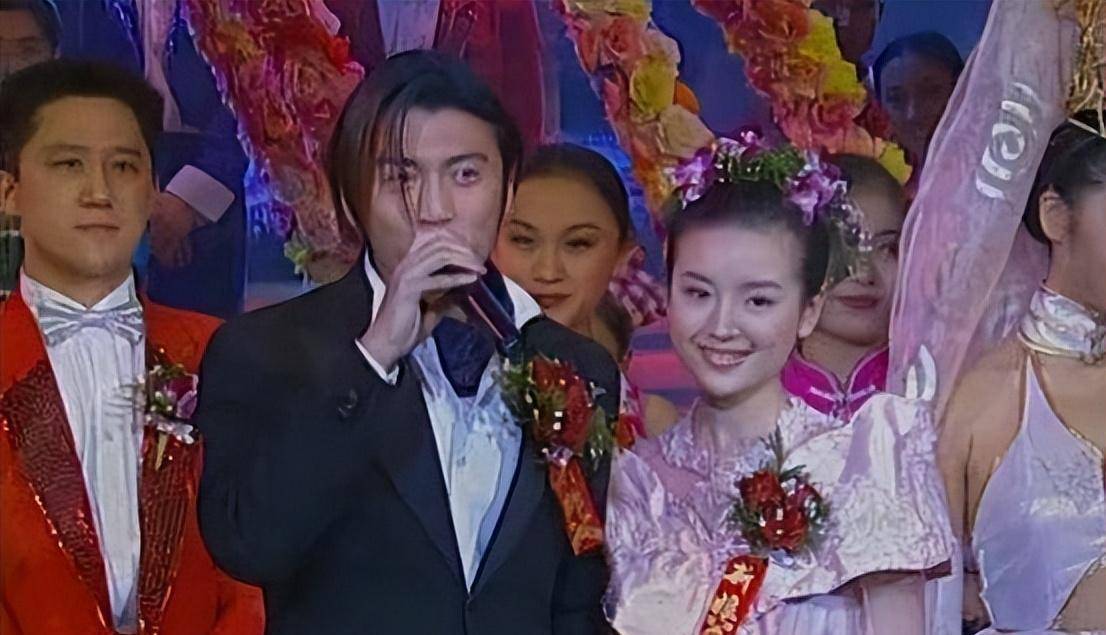 只好拉着董洁来救场,20岁那年,原本要和谢霆锋一起搭档上舞台的周迅