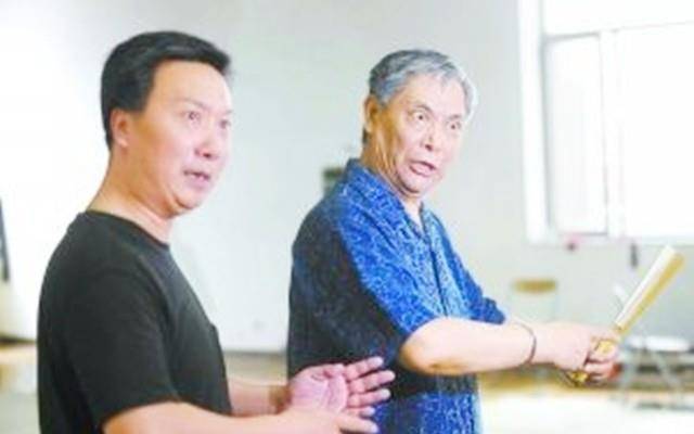 张学津后事:全体徒弟跪拜高喊:"师父,我们都是您的