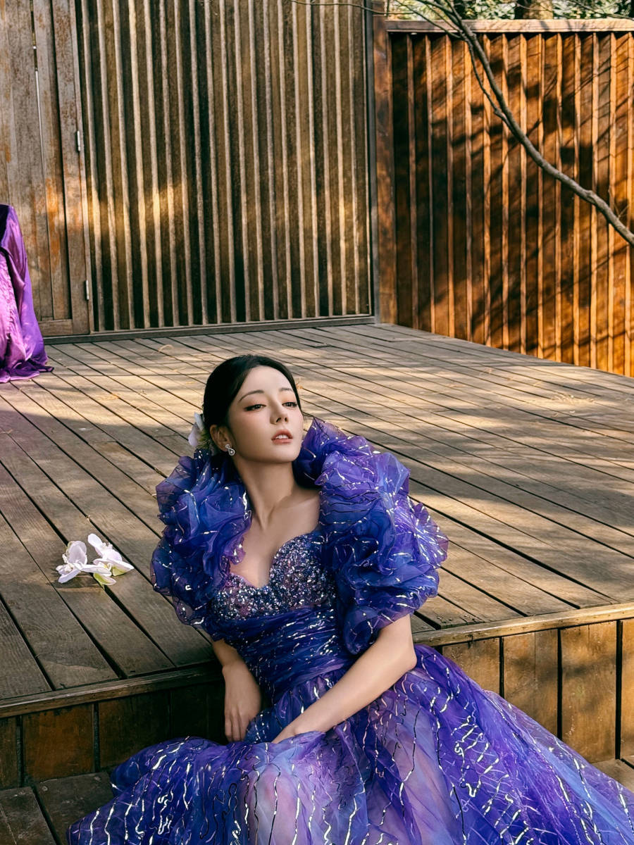 迪丽热巴造型太热辣,紫色抹胸裙勒出傲人上围,性感魅惑,薄纱拖地宛如
