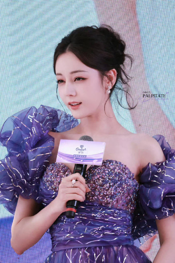 迪丽热巴造型太热辣,紫色抹胸裙勒出傲人上围,性感魅惑,薄纱拖地宛如