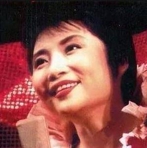 李娜幼时丧父,两度"加入"别人婚姻,当红时为何选择出家?