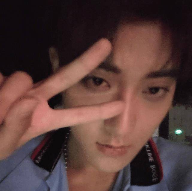 真的出现了一个微信,上面的名称就是谢晓飞,也就是黄子韬在剧中的名字