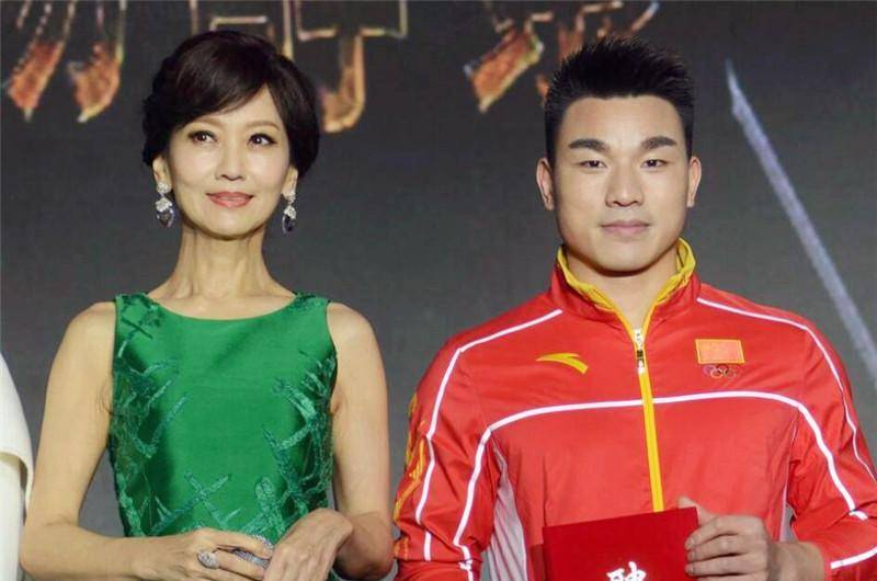 "举重天才"廖辉:4次打破世界纪录,奥运会前无故被换,愤怒退役_项目