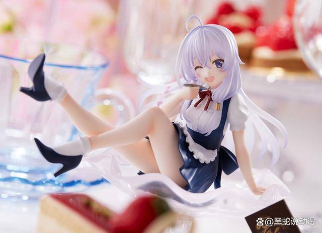 这次的造型安排和设计上,选取的是非常有意思的女仆装的造型,三叠袜