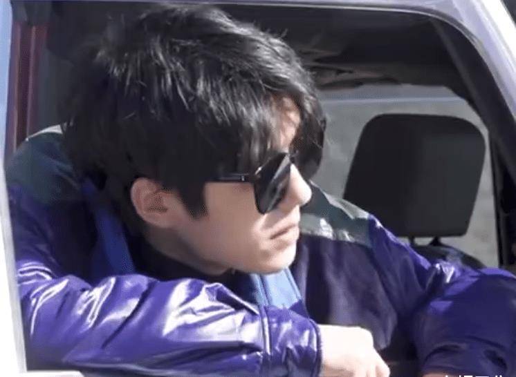 《恰好是少年》花絮:王俊凯墨镜造型像霸总,镜头一转却原形毕露