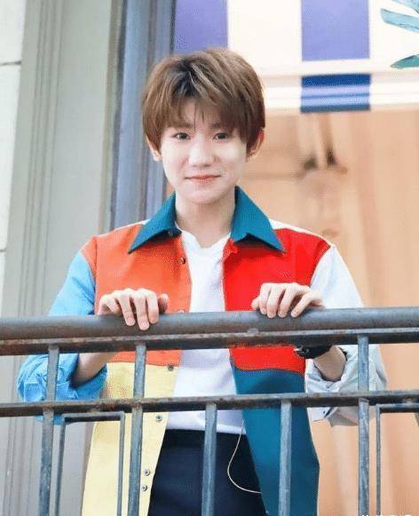 王源晒"女友视角"照片,女摄像师和他关系不一般,羡慕不来的福气_景甜