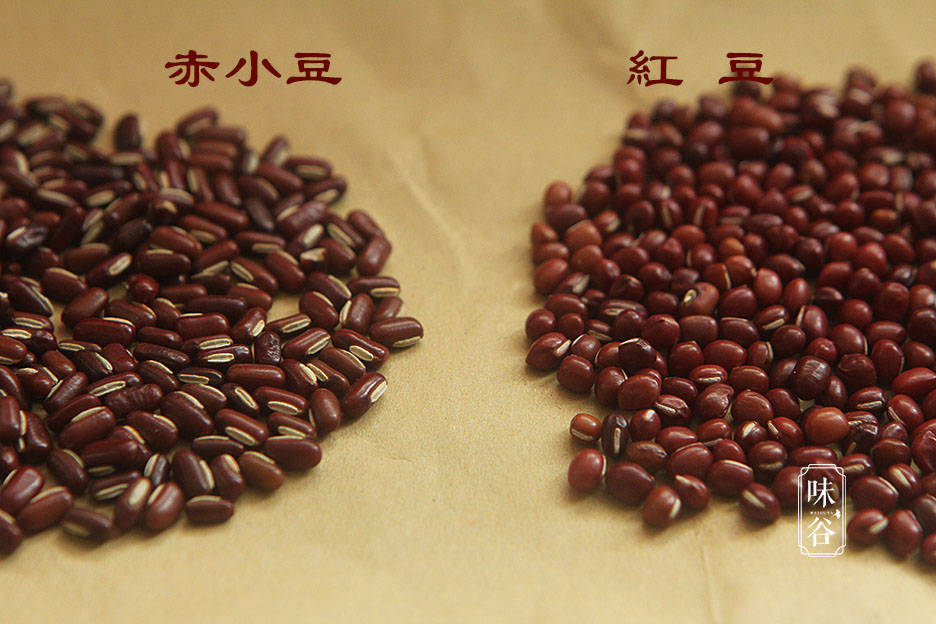 赤小豆,与常见的红豆相比,形状更为修长.