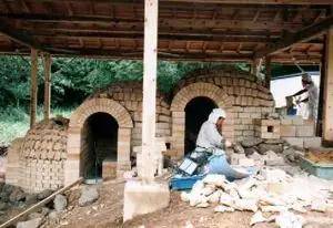在京都陶艺家近藤高弘先生的帮助下,由筑窑家吉永和正先生于1997年
